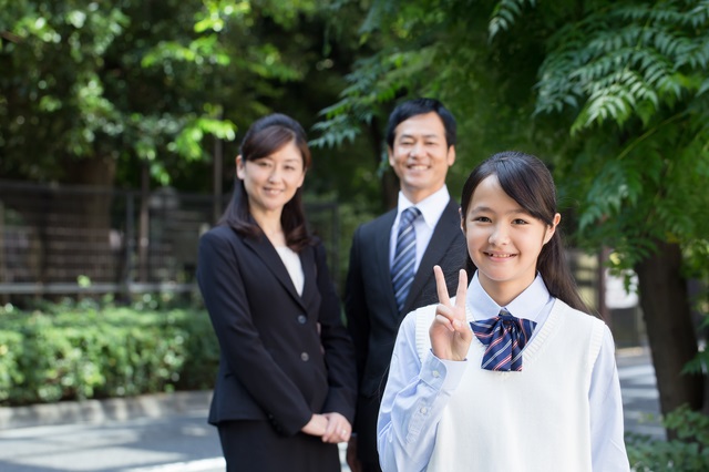 喜ぶ制服姿と家族